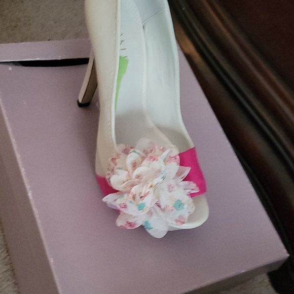 Size8 - Picture 2 of 3